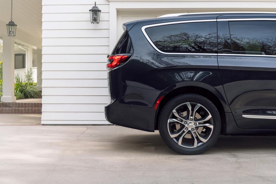 Детали экстерьера Chrysler Pacifica Pinnacle AWD (RU) 2020 года  (фото 49 из 82)